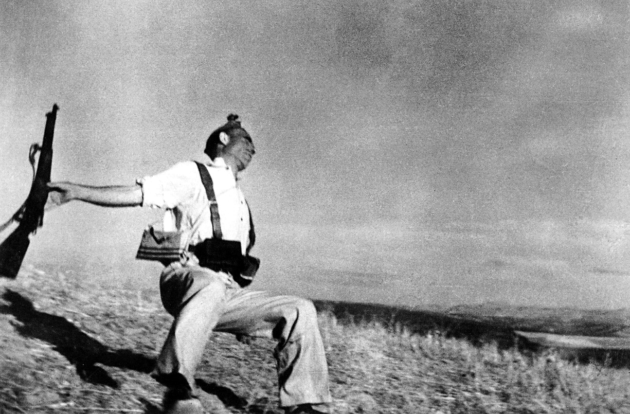 Miliciano cae abatido por las balas en el Cerro Muriano (Robert Capa)