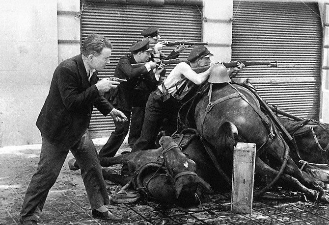 Fotografía original con el espontáneo que carga la pistola (Agustí Centelles)