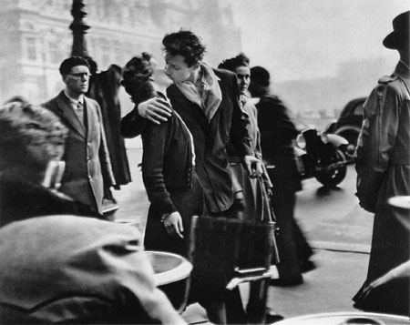 Beso en el Hôtel de Ville (Robert Doisneau)