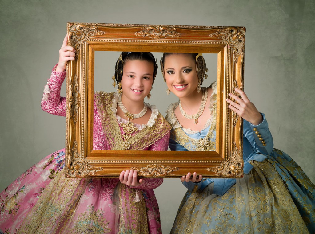 Carmen Sancho de Rosa y Claudia Villodre ante el objetivo de Fotógrafos Pardo. Carmen y Claudia, FFMMV 2014