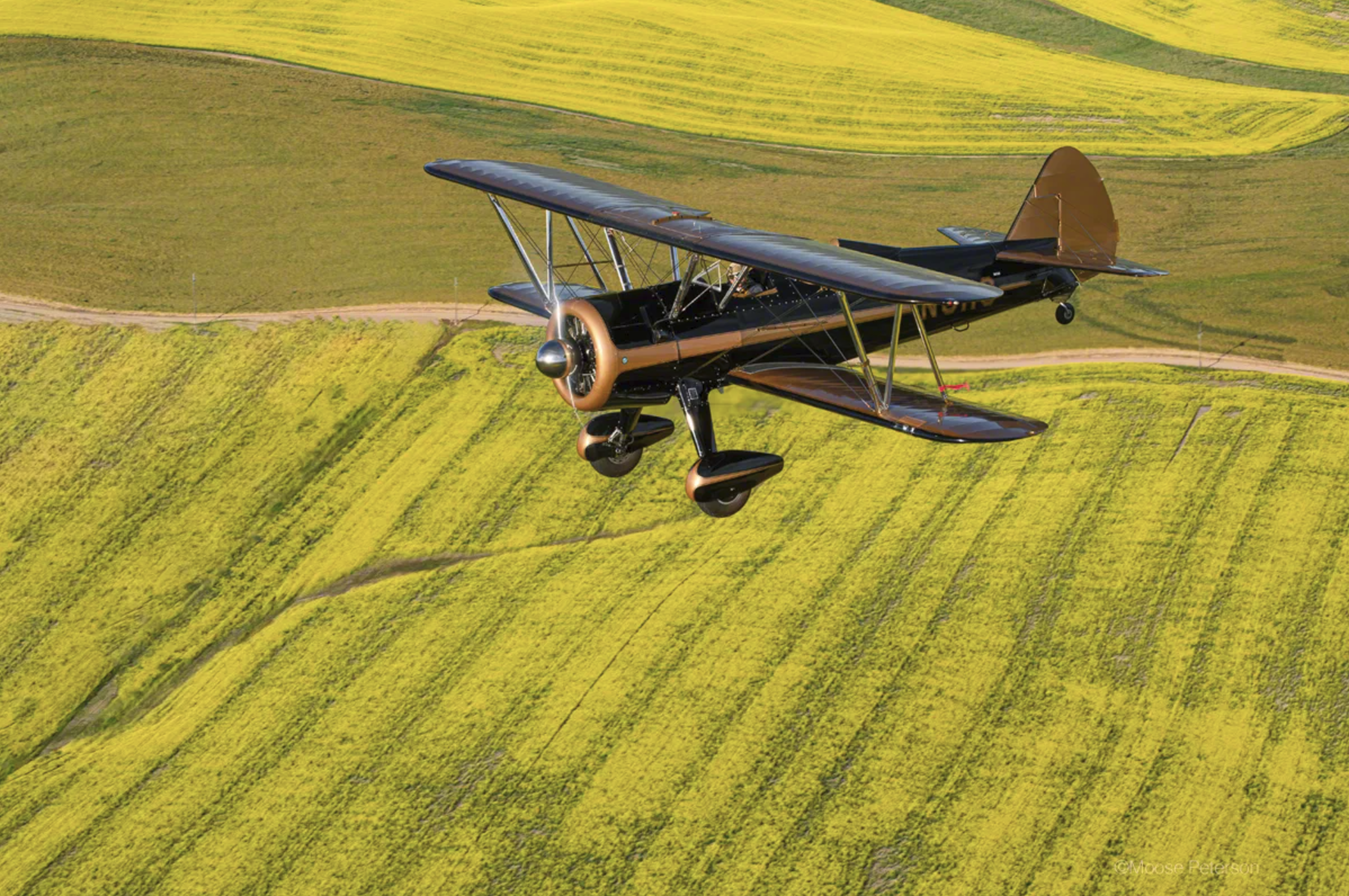 Avioneta dobre campos agrícolas. Moose Peterson,  los mejores fotógrafos del mundo.